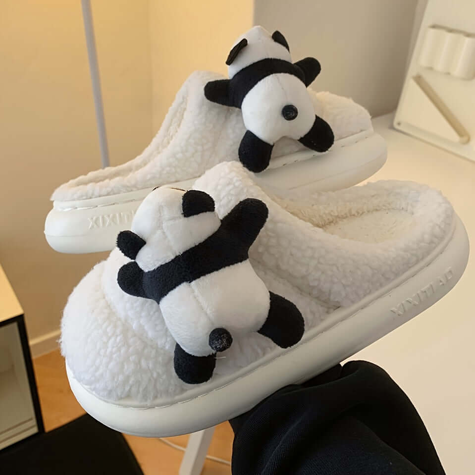 Yumuşak yapılı ve panda temalı ev terliği, konforlu tasarımıyla evde kullanıma uygun.