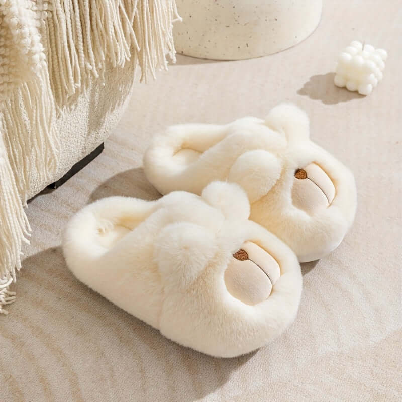 peluş ev terliği, yumuşak peluşu ve sevimli tasarımıyla konforlu ev terliği.