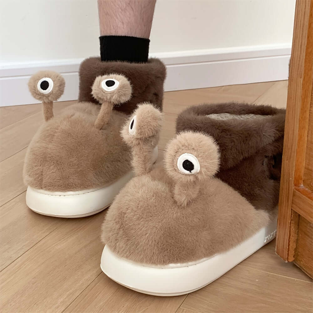 Cozy Snail Premium Ev Terliği, yumuşak peluş tasarımıyla eğlenceli ve konforlu bir deneyim sunuyor.